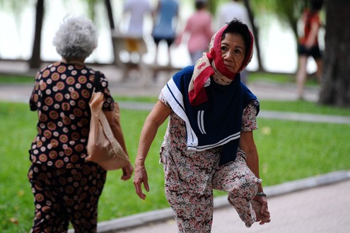 Quàng khăn kín tai, áo quàng kín cổ thể dục bên hồ Hoàn Kiếm.